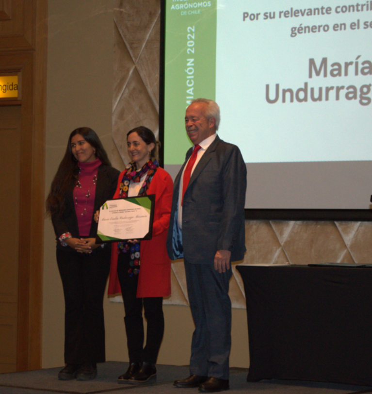 Colegio de Ingenieros Agrónomos de Chile otorga el premio “Victoria Tagle Cavieres” para destacar iniciativas en equidad de género.