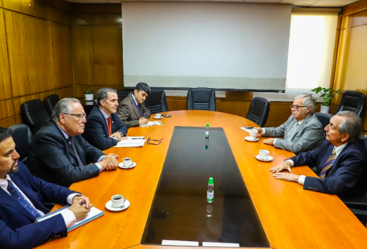 El Colegio de Ingenieros Agrónomos de Chile se reunió con el Ministerio de Agricultura para fortalecer el desarrollo del sector agropecuario y el trabajo conjunto.