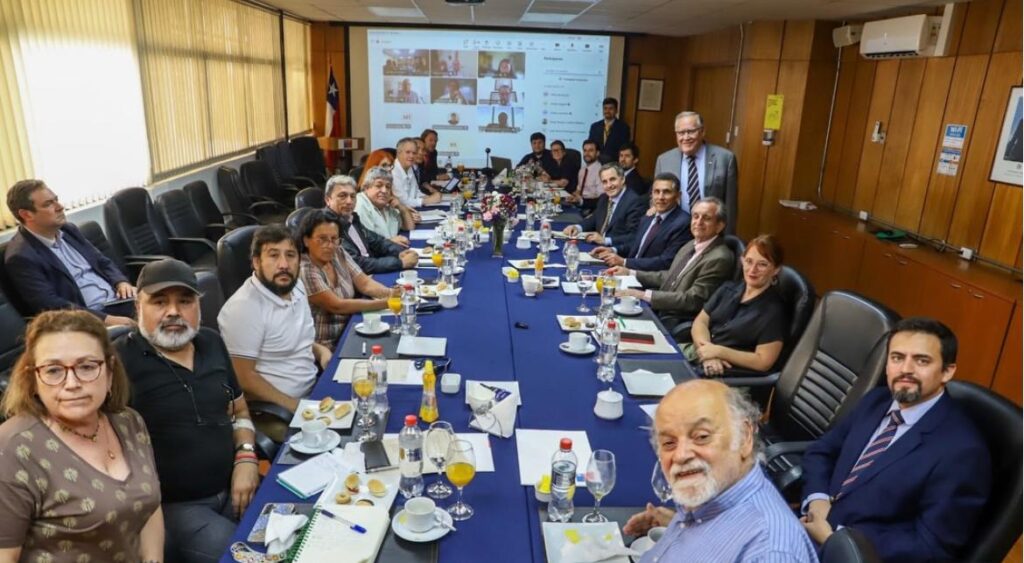 El Colegio de Ingenieros Agrónomos de Chile participó en la primera sesión del COSOC del Minagri, abordando desafíos del sector agrícola y forestal.