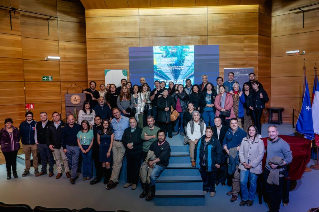 Seminario en Magallanes reunió a expertos y productores para impulsar la innovación, digitalización y desarrollo de la frutilla en la Patagonia.