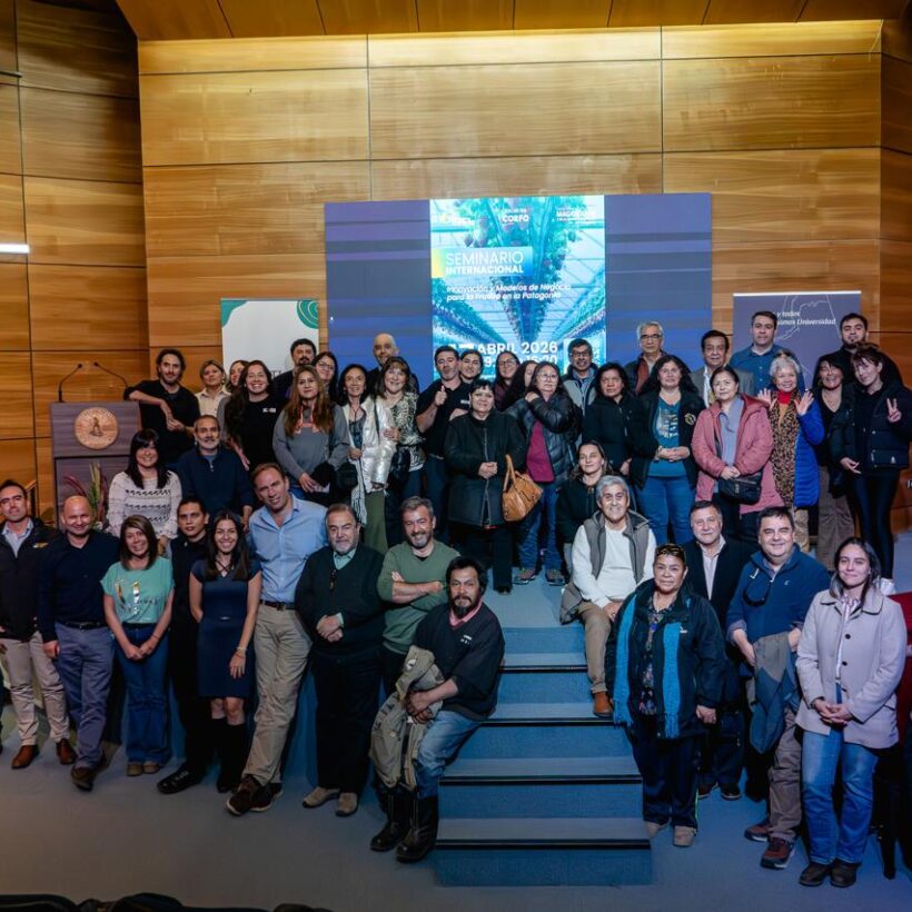 Seminario en Magallanes reunió a expertos y productores para impulsar la innovación, digitalización y desarrollo de la frutilla en la Patagonia.