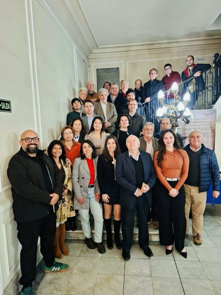 Participantes del encuentro por el Día del Ingeniero Agrónomo posan en la escalera de la sede del Colegio.